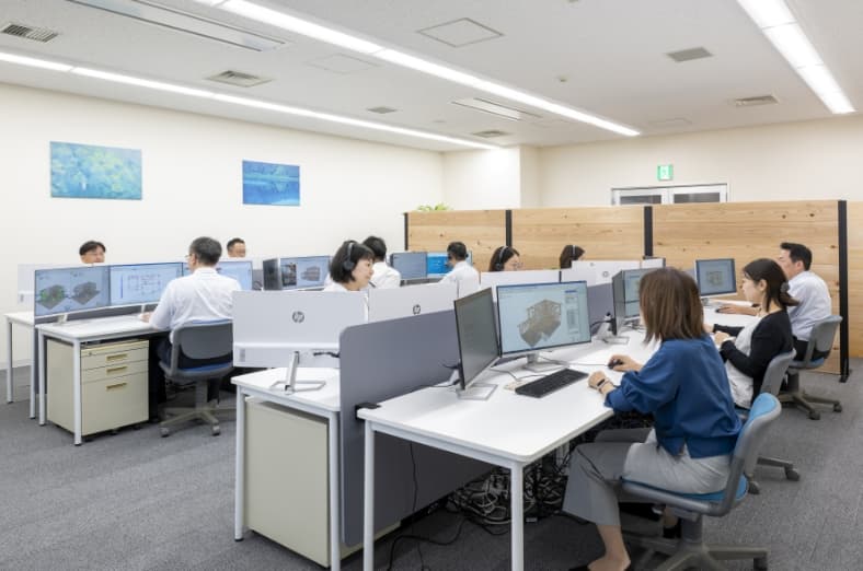 PCに向かって作業をする社内の様子