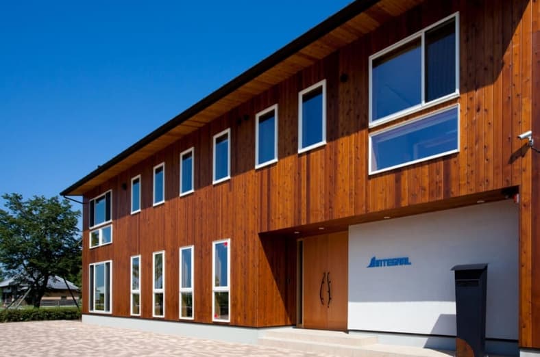 社屋外観斜めからの写真