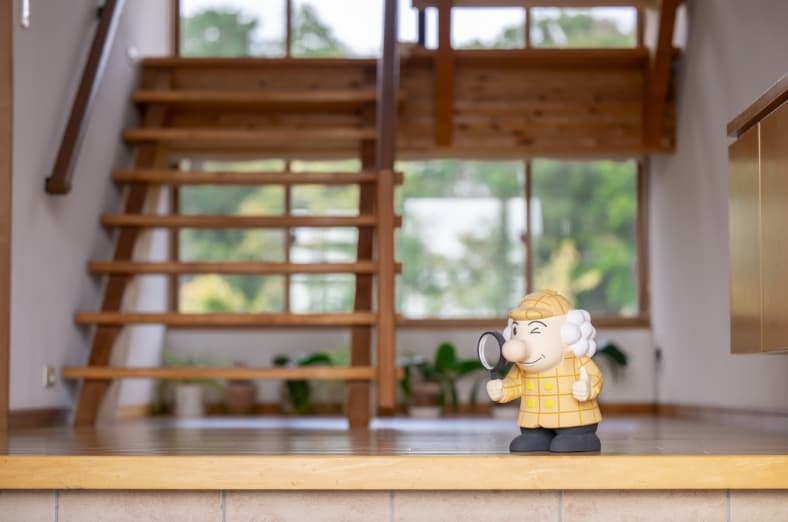 社内階段の下にいるホームズ君